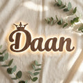 Houten naamdecoratie met kroon